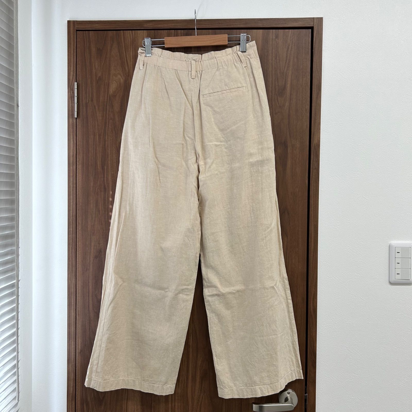 売り切れました。ユニクロ 麻 パンツ ベージュ 未使用品 ユニクロ リネンブレンドショーツ ベージュ M コラボ