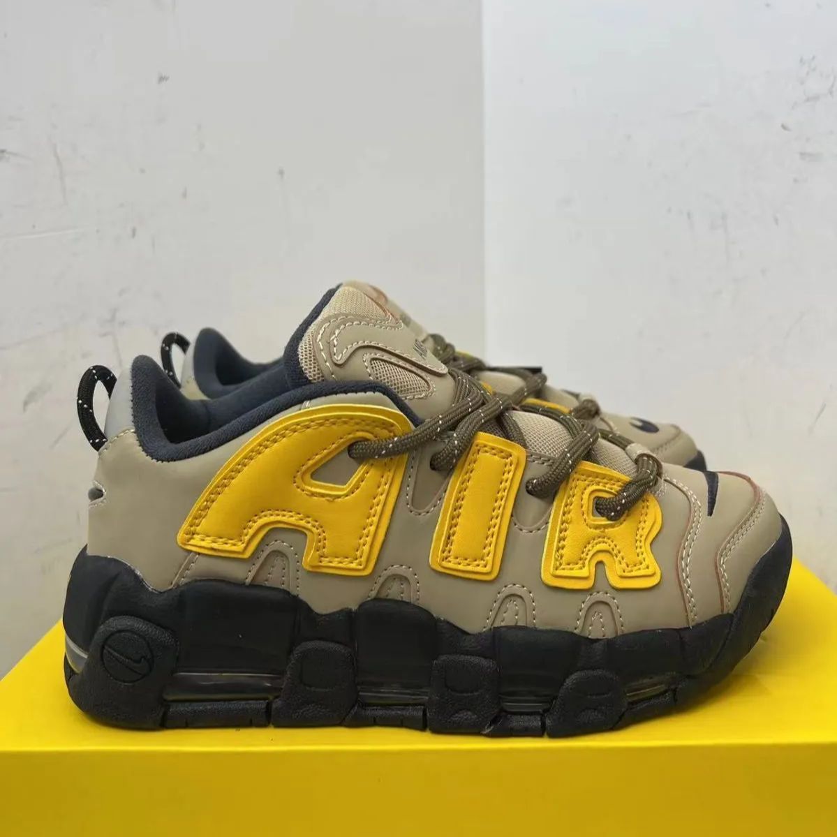 新品未使用ナイキ AMBUST x Nike Air More Uptempo スニーカー