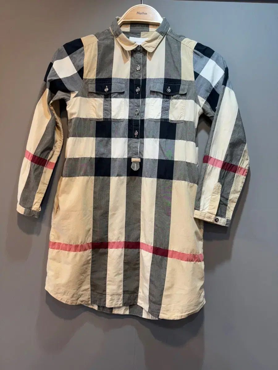 【美品】BURBERRY 現行 キッズワンピース 10Y ノバストライプ Burberry Kids(バーバリーキッズ) ワンピース ( 10y )