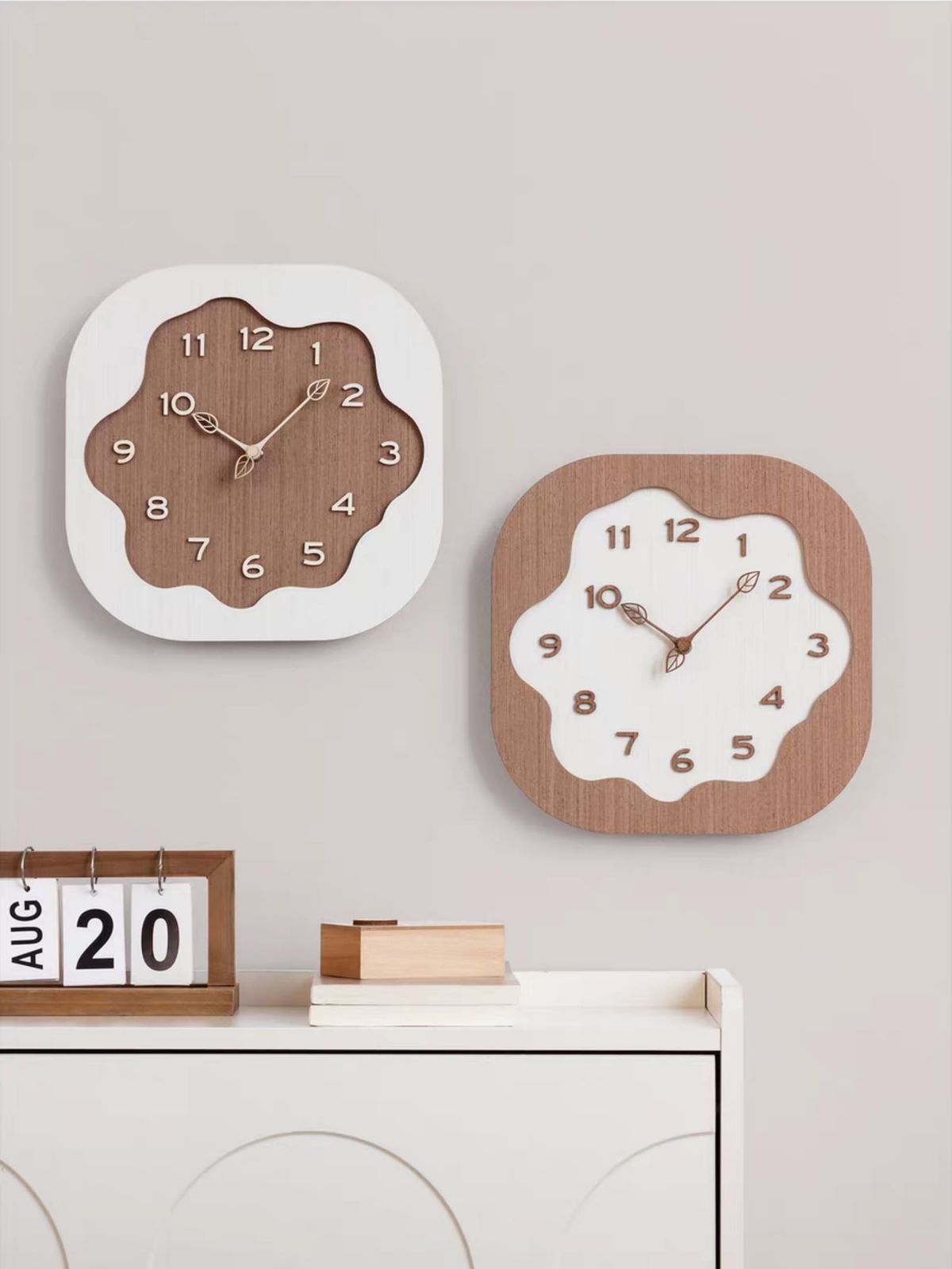 Danmukeji 掛け時計 木 おしゃれ 北欧 静音 時計 壁掛け 丸型 フレームレス かわいい 12インチ 直径30cm 天然 無垢材パネル 3D立体数字 創造的な木の枝緑の葉パターン無垢材の手 連続秒 モダンなホームオフィス 居間 寝室 書斎 室内装飾