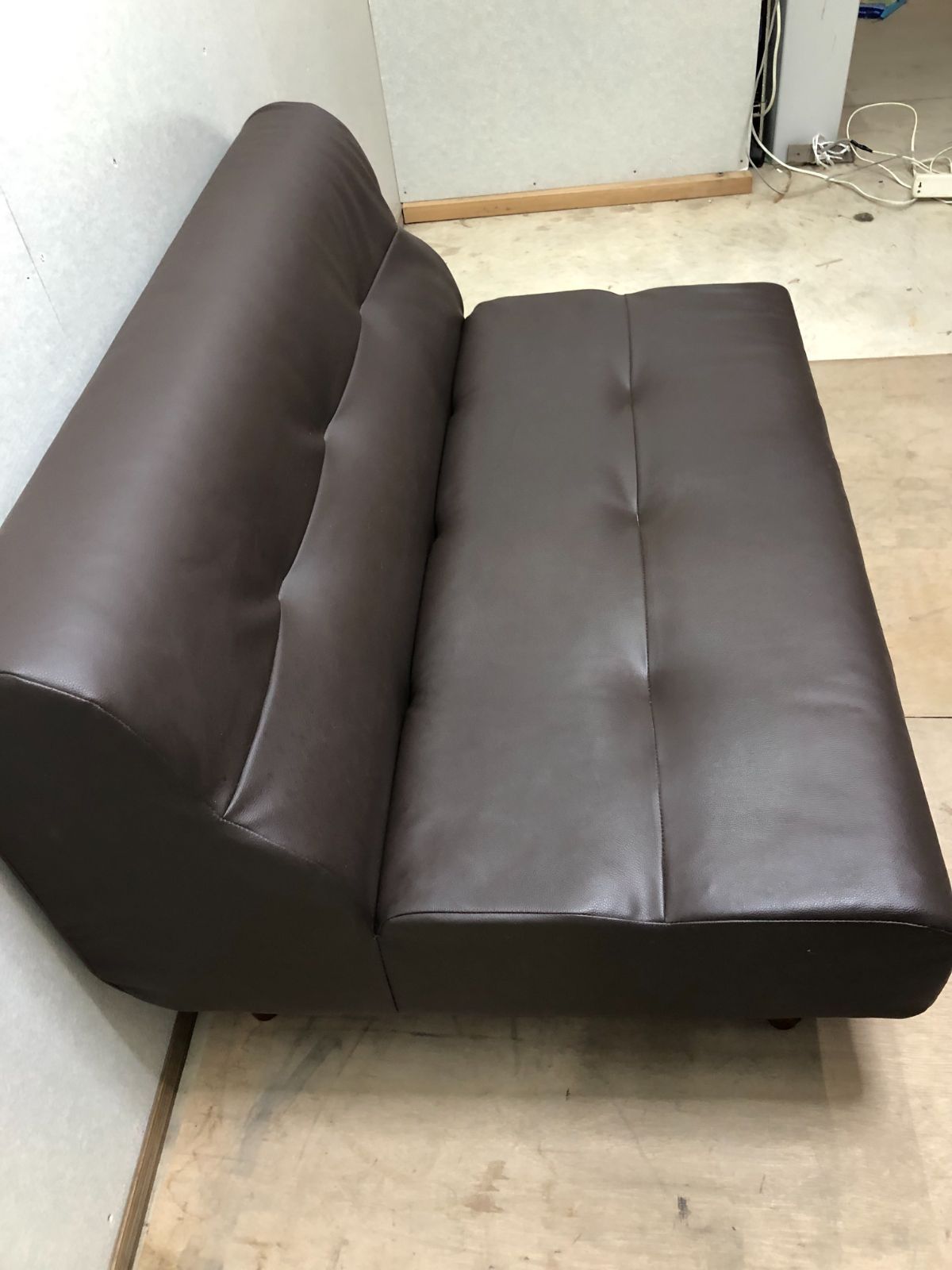 【美品】2人掛け 合皮ソファ　引き取り希望　【糸島市内 送料無料】250222-5 美品】2人掛け 合皮ソファ 引き取り希望 250222-5 【公式通販】