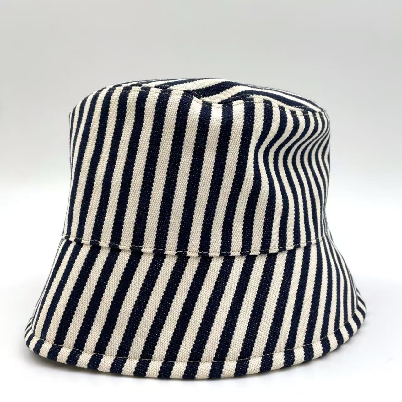 パワフルな PRADA ストライプ RFID対応 キャンバス ネイビー×ホワイト バケットハット ゴールド おしゃれを楽しむ