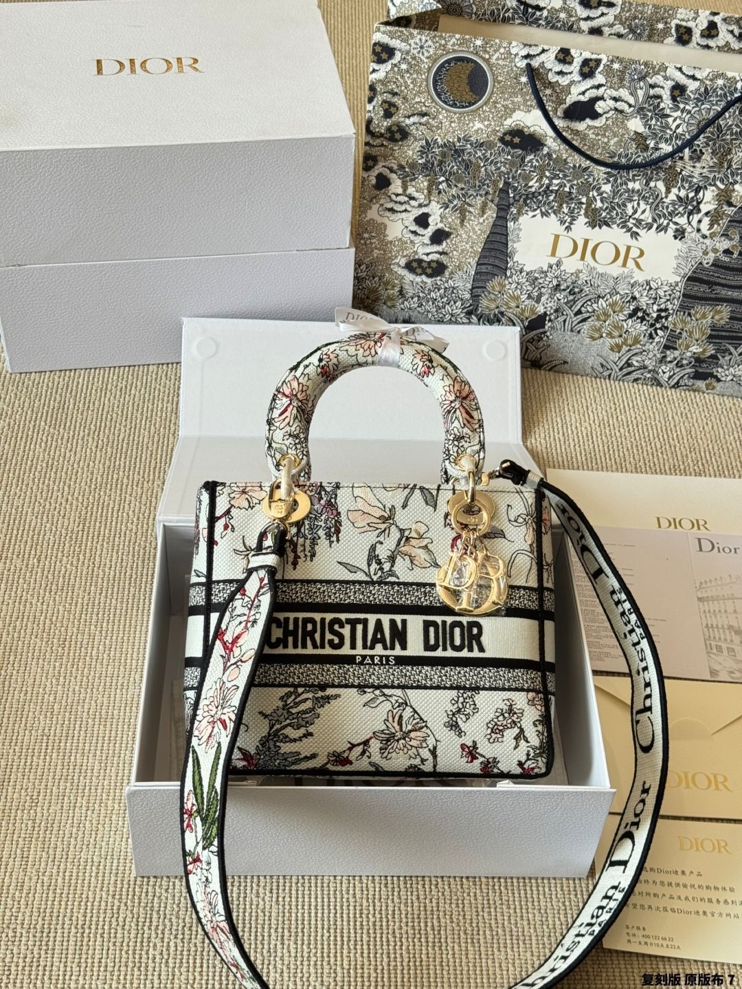 ★Dior★ミディアム レディ D-Lite バッグメキシコ刺繍 ☆Dior☆ミディアム レディ D-Lite バッグメキシコ刺繍 バッグ
