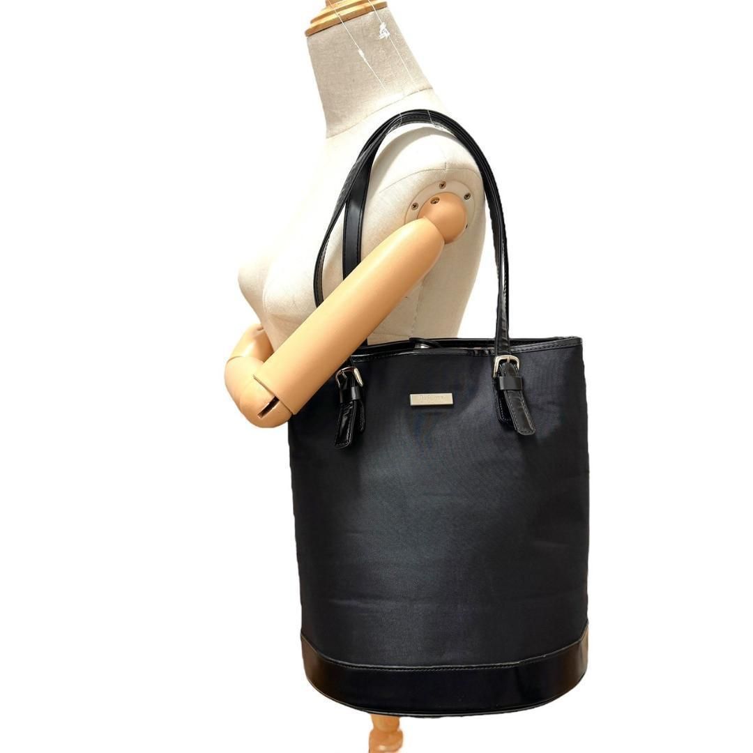 バーバリー　レザー　トートバッグ　内側ノバチェック　バケツ型　ブラック　ロゴ刻印 BURBERRY BLUE LABEL バーバリーブルーレーベル☆トートバッグ ノバ