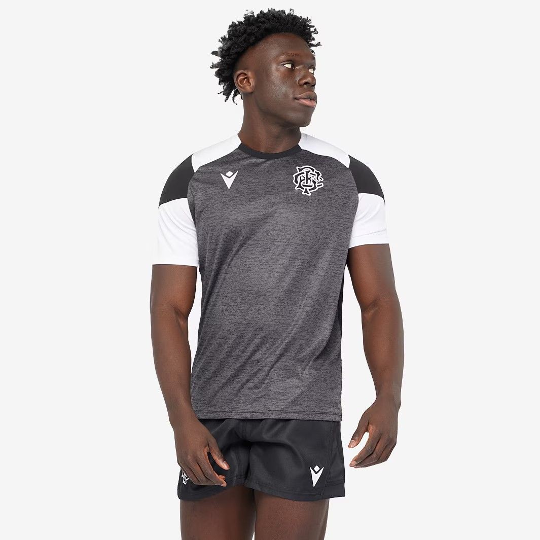 送料無料 匿名配送 Mサイズのみ マクロン ラグビー バーバリアンズ 2025|25 トレーニング Tシャツ 黒 白 ブラック ホワイト 公式モデル 日本未発売