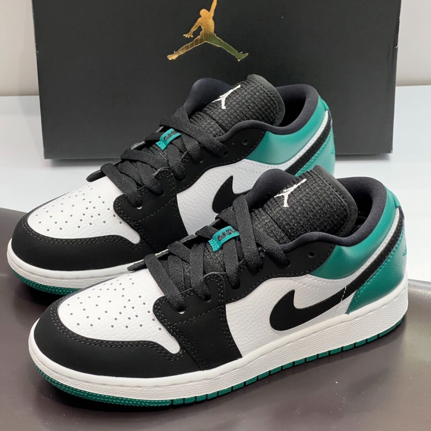 AIR JORDAN 1 LOW つま黒 ミスティックグリーン 553560-113 - メルカリ