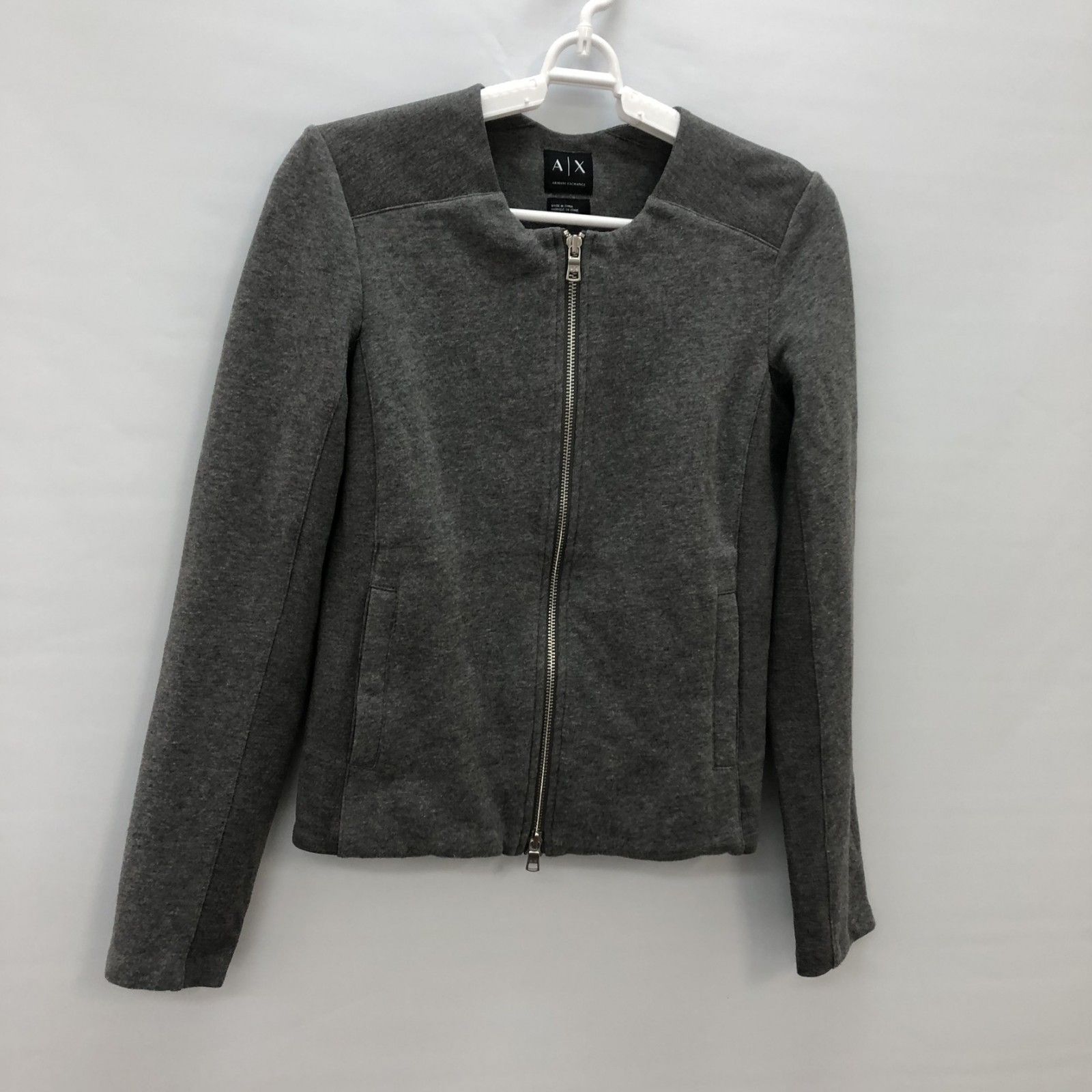 ARMANI EXCHANGE - 【ARMANI EXCHANGE】アルマーニエクスチェンジ　ノーカラージャケット　グレー系　XSサイズ　レディース ARMANI EXCHANGE】アルマーニエクスチェンジ ノーカラー