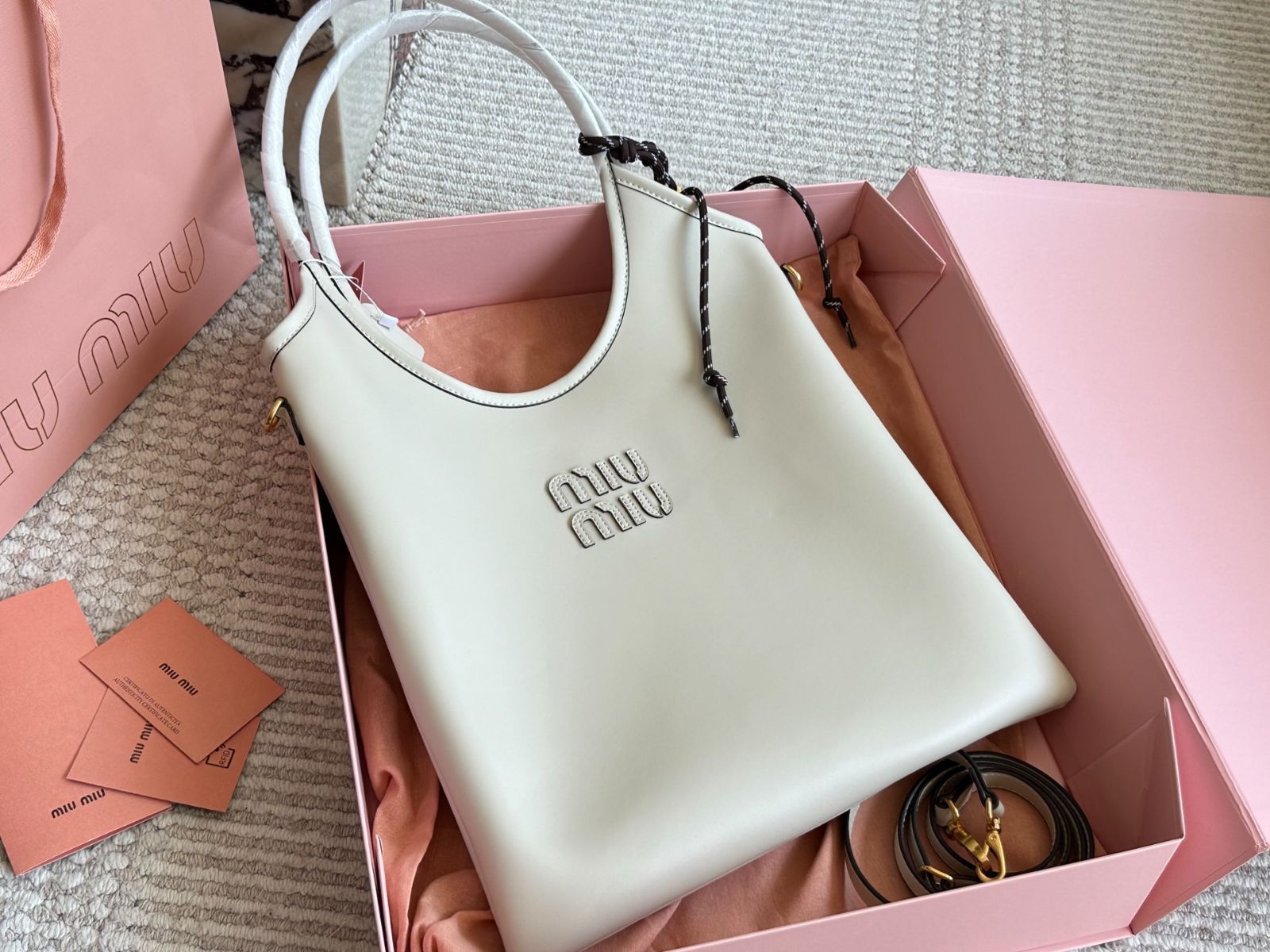 【関税・送料込】Miu Miu Palmetto トートバッグ ベージュ 新作 Miu Miu レディース ロゴトートバッグ の ベージュ | LN-CC®