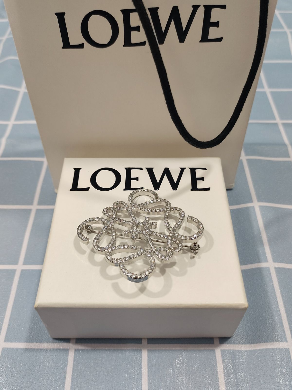 ☆人気☆LOEWE(ロエベ)　ブローチ　オシャレ　💕✨即購入OK！箱付き✨