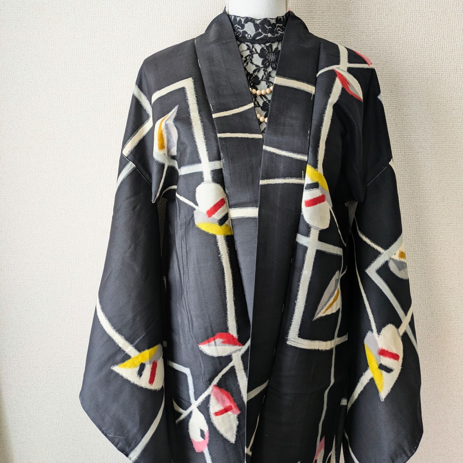 Japanese Vintage Haori Long Meisen Black Modern Abstract Pattern Silk Kimono Gown Old-ⅽloth 長羽織 羽織 正絹 銘仙 黒 モダン抽象柄 古布 時代布 大正浪漫 和洋折衷