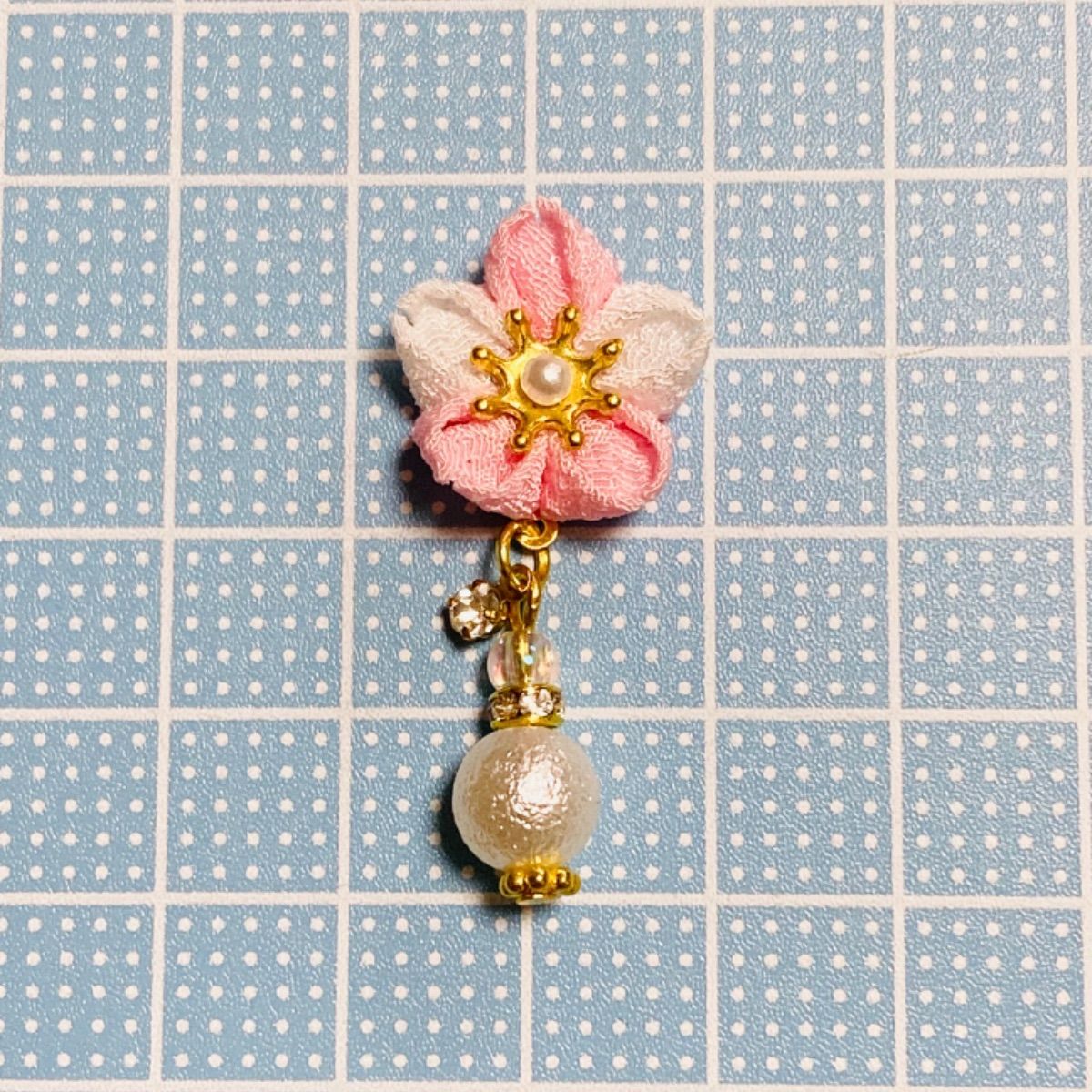 ハンドメイド　つまみ細工•桜〈2色〉&コットンパールのピアス/イヤリング - メルカリShops