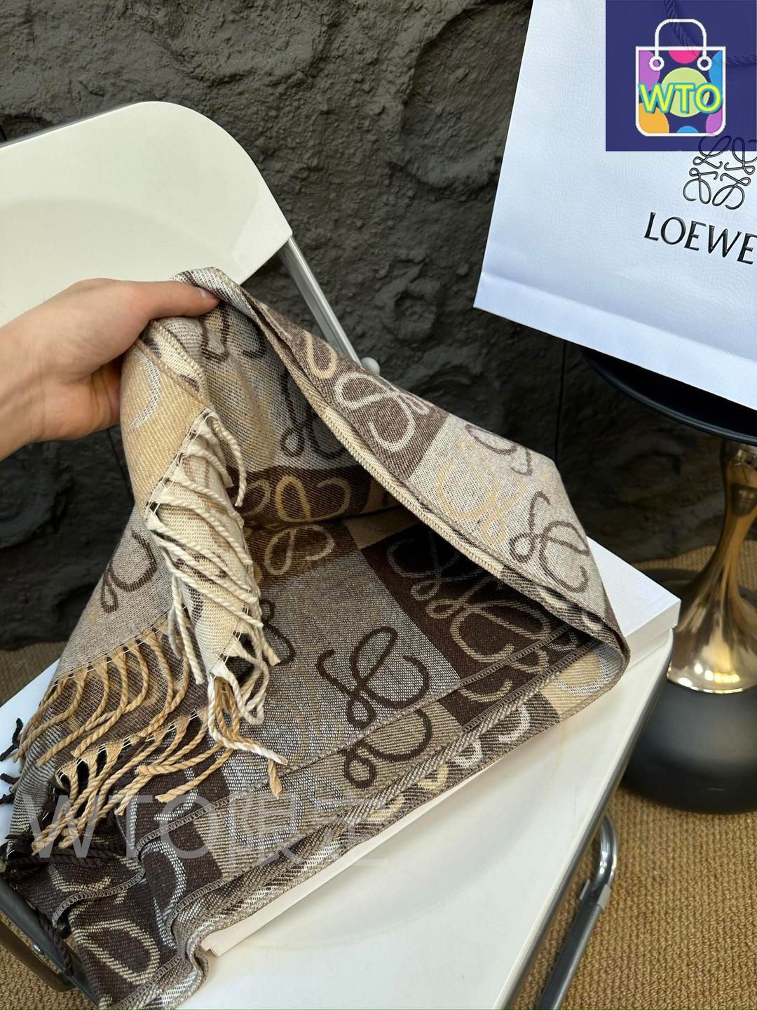 新品未使用 LOEWE グレー スカーフ ロエベ 袋付き レディース ロゴ入り Loeweロエベの秋冬シンプルなグレーのスカーフ|本日限定特価