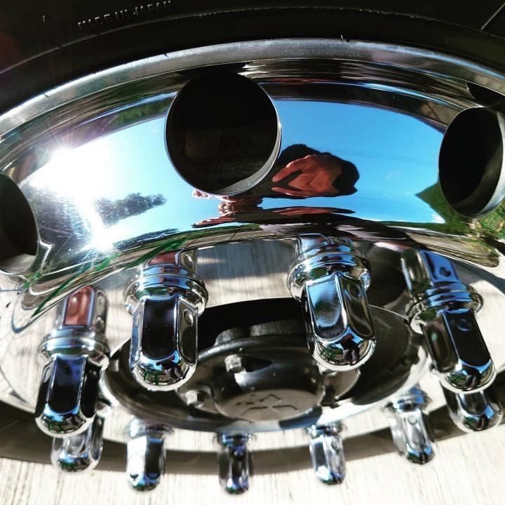 鏡面アルミホイールの下処理に