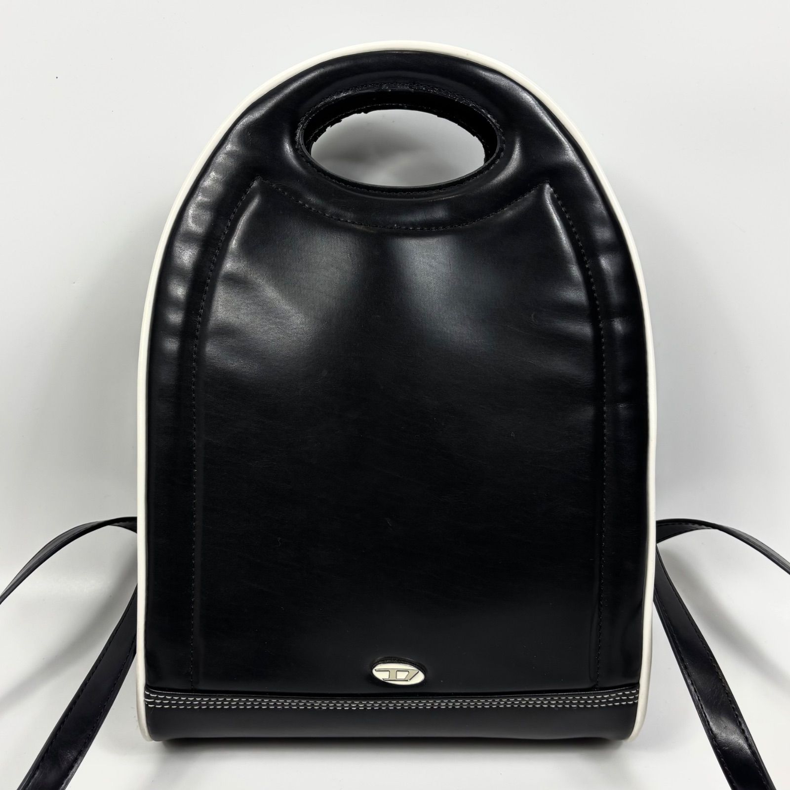 DIESEL ディーゼル メタルDロゴ ムーンバックパック リュック 黒 レザー DIESEL ディーゼル メタルDロゴ ムーンバックパック リュック ブラック