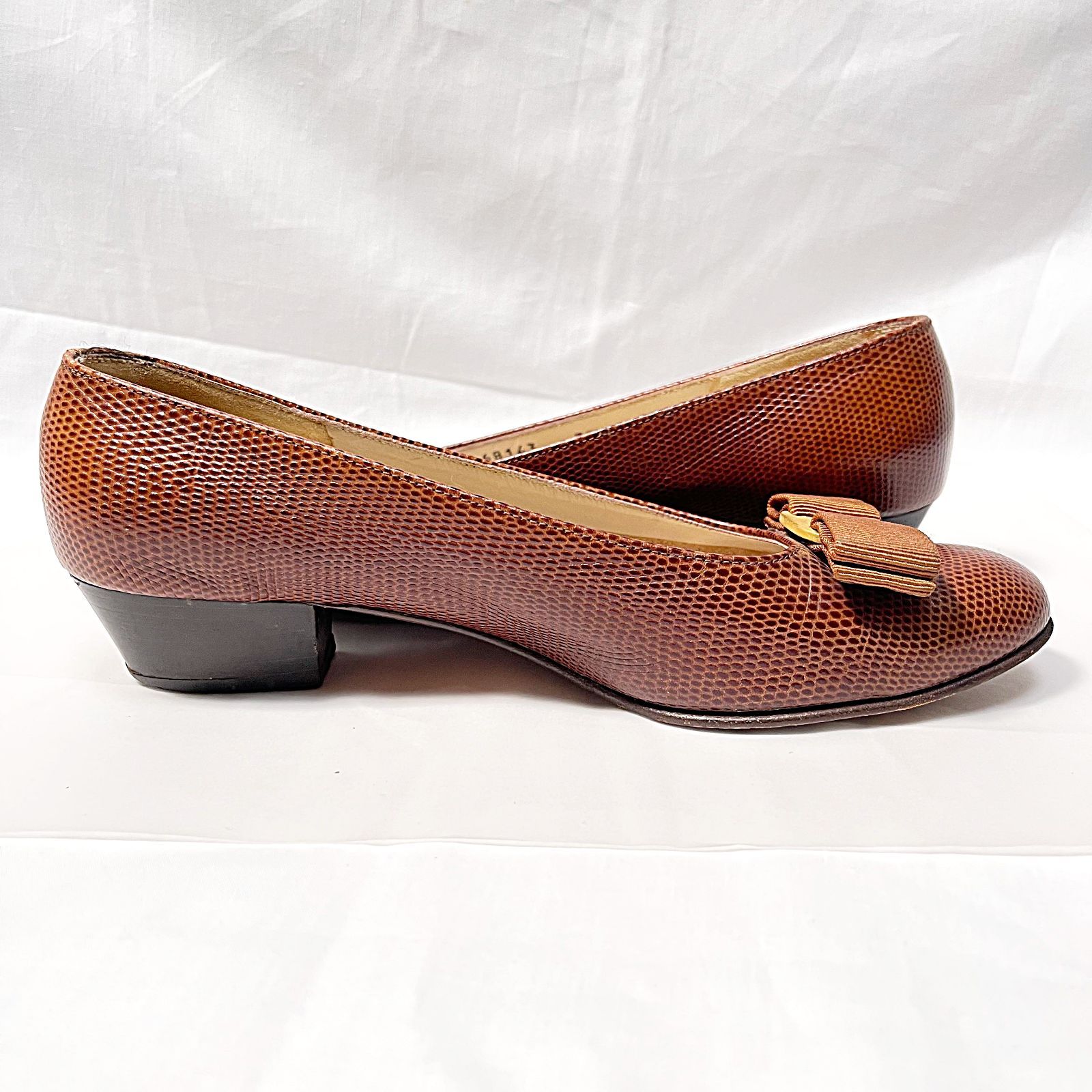 サルヴァトーレフェラガモ ヴァラリボン パンプス ブラウン