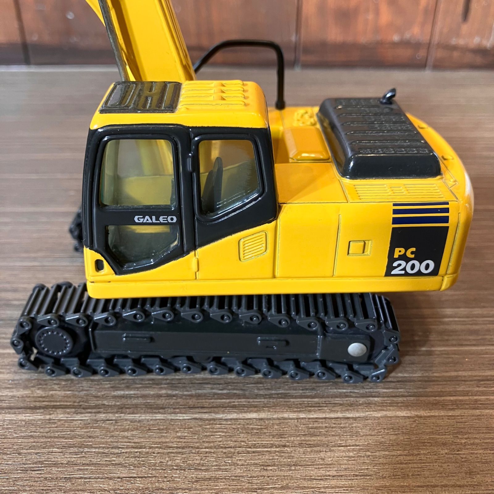 送料無料】KOMATSU／コマツ PC200 パワーショベル ミニチュア 1/43