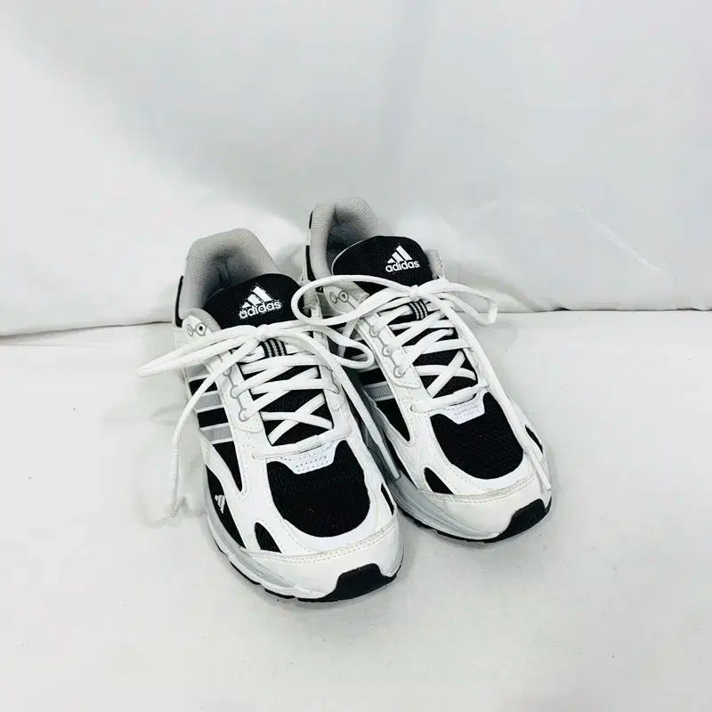 12 21 年 adidas(アディダス) レディース スニーカー 235 ー 240 バイカラー