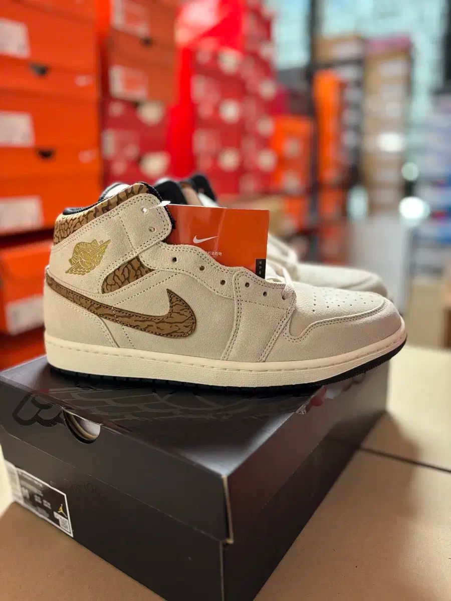 290 NIKE(ナイキ) エア ジョーダン 1 ミッド バスケットシューズ スニーカー DZ4129 ー 102