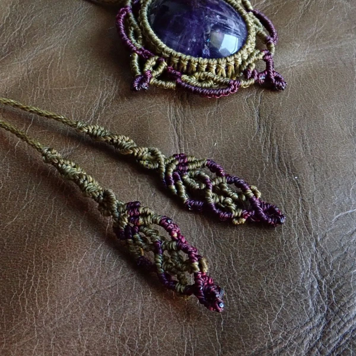 カービング入りアメジスト×シトリン マクラメネックレス 赤茶色と紫