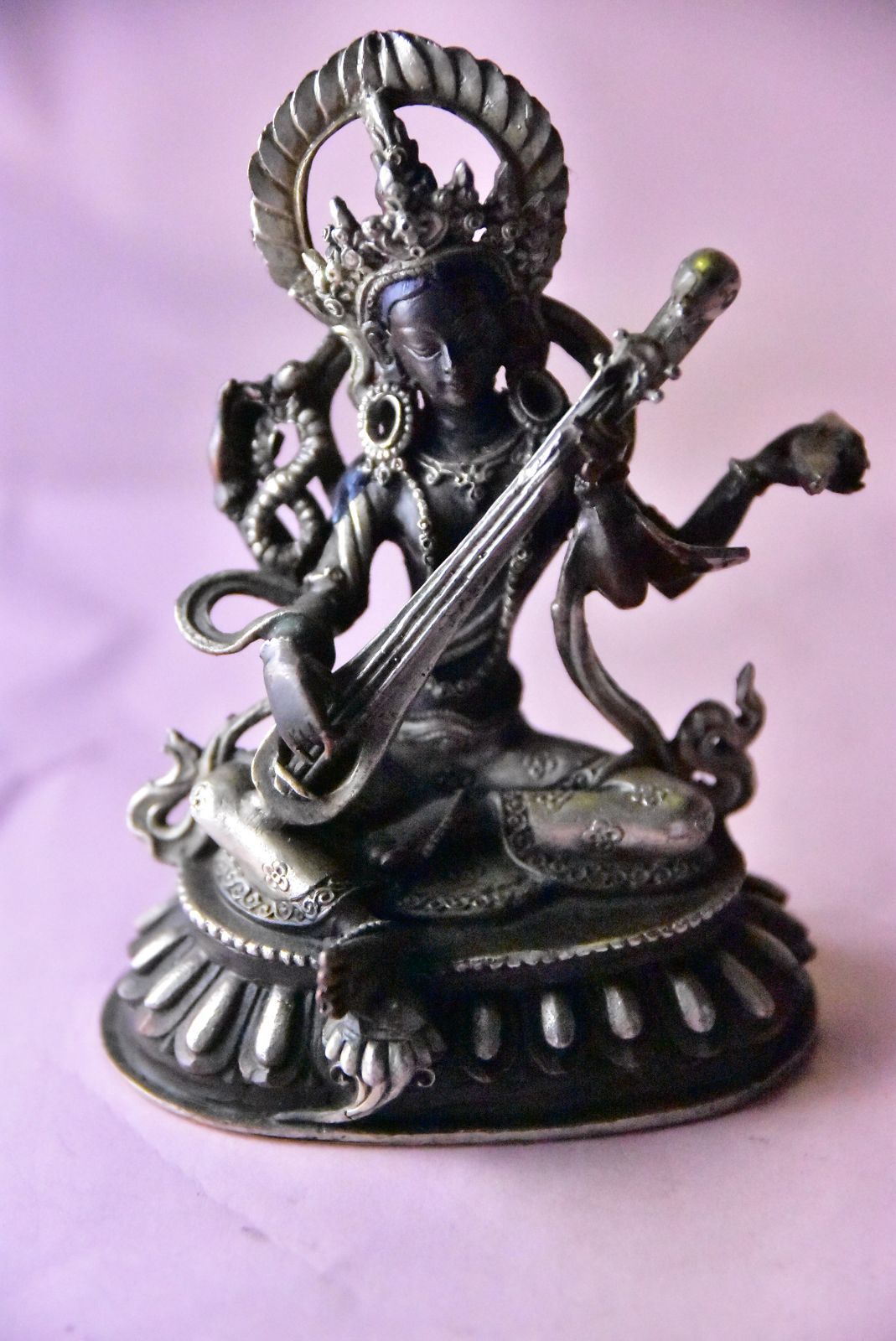 インド神 サラスヴァティー 像 弁財天 置物 合金 ゴールド ブラック 送料無料 サラスヴァティー サラスバティ 弁財天 仏像 坐像 重厚