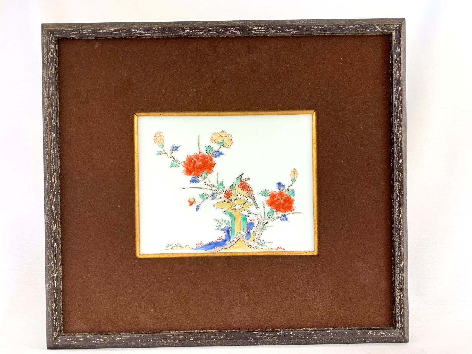 1140. 十三代酒井田柿右衛門 錦 牡丹夢文 白磁刻文陶板画 壁掛け