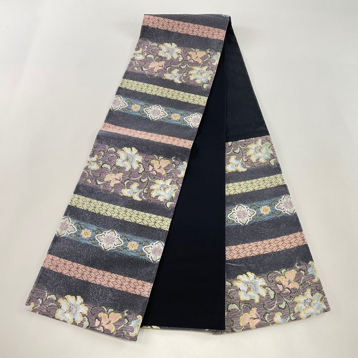 袋帯 美品 名品 花菱 笹 金糸 刺繍 紫 六通 正絹 【中古】 袋帯 秀品 蜀江文 花菱 刺繍 金銀糸 灰紫 六通 正絹 中古 袋帯