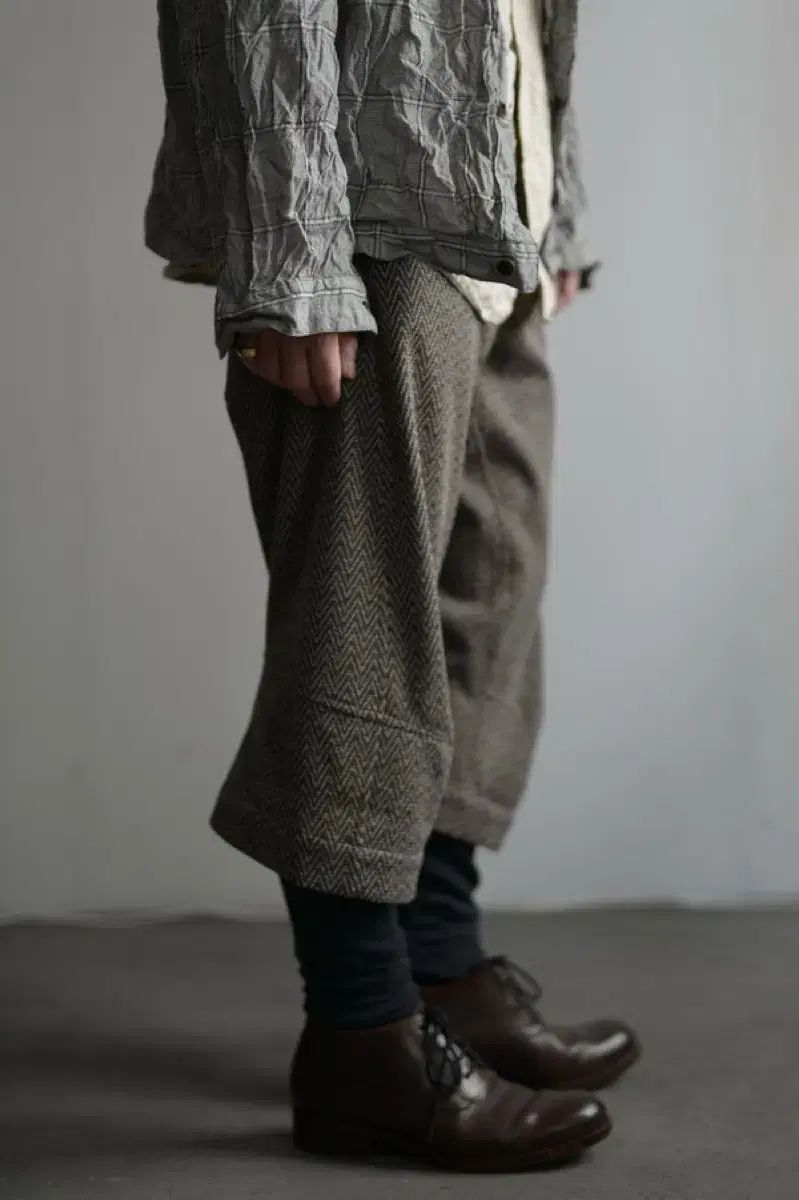パンツ Omar afridi KNEE DARTED FLARE TROUSERS LScr7gi9ngxd.jpg?width=768
