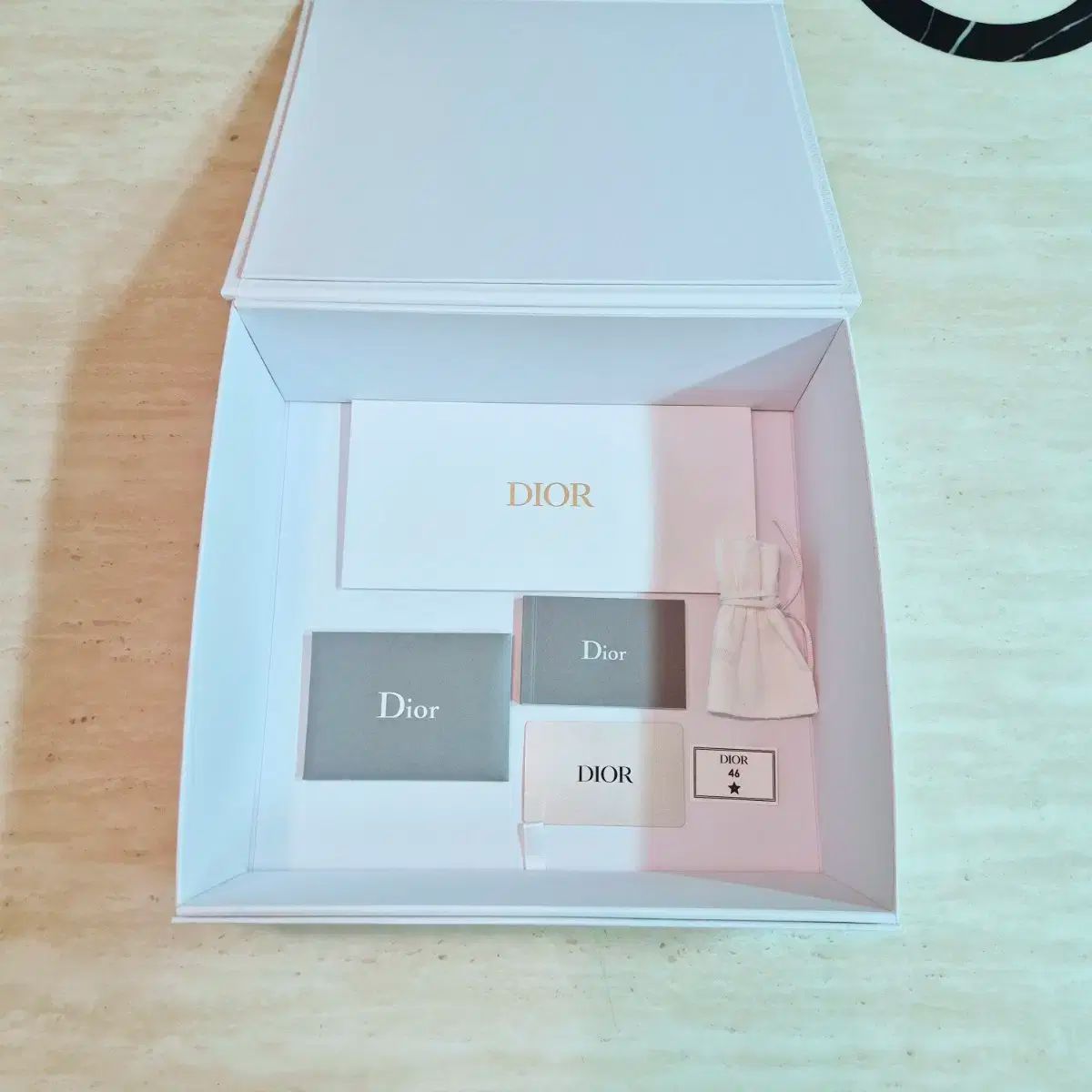大幅値下げ❣クリスチャン・ディオール　キーケース　箱、リボン、保存袋 Amazon | Christian Dior ディオール ラッピング (折りたたみ