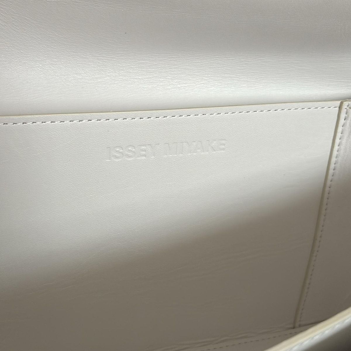 ISSEYMIYAKE(イッセイミヤケ) ショルダーバッグ美品 ガストン 白  