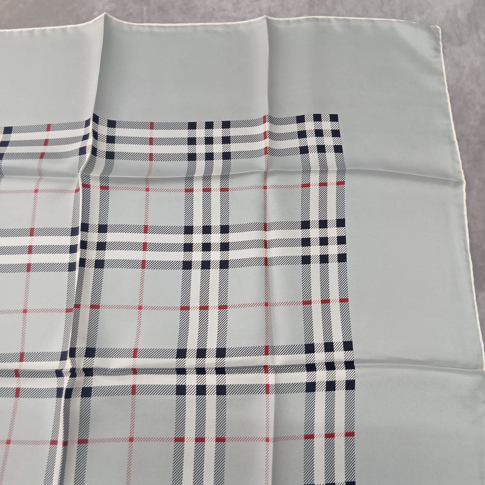 82 超美品　BURBERRY　バーバリー　シルク　大判スカーフ　ノバチェック 82 超美品 BURBERRY バーバリー シルク 大判スカーフ ノバ