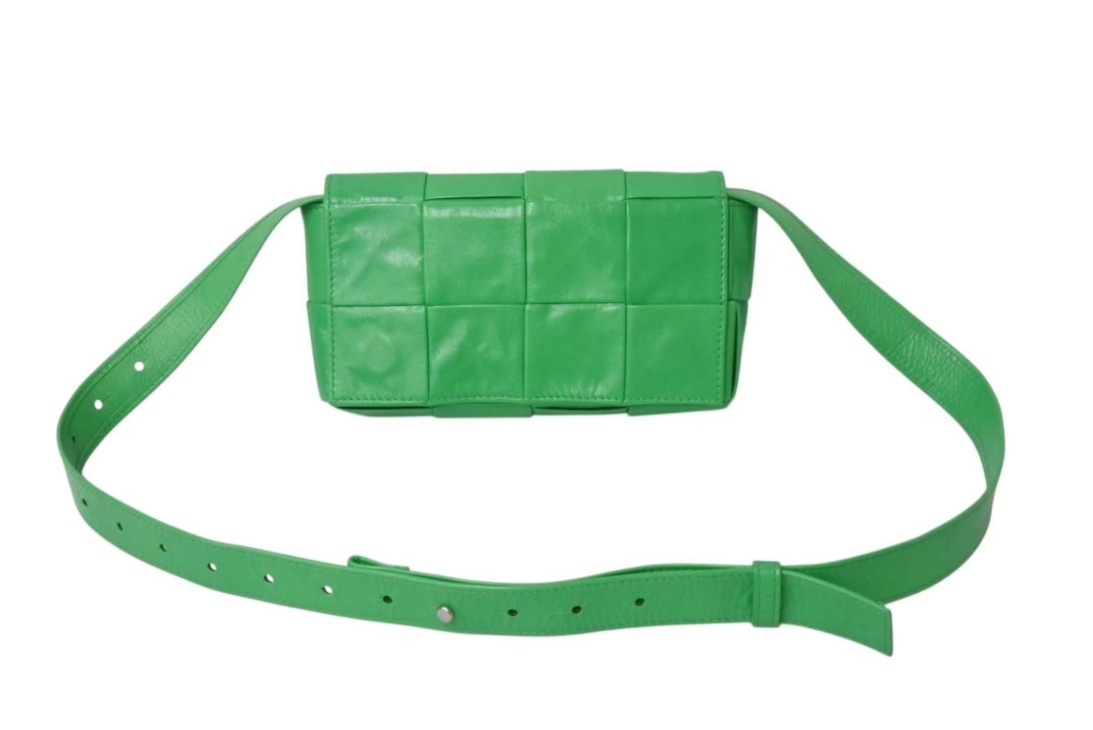 BOTTEGAVENETA ボッテガヴェネタ イントレチャート カセット ボディバッグ 651053 グリーン カーフスキン シルバー金具 4b002657