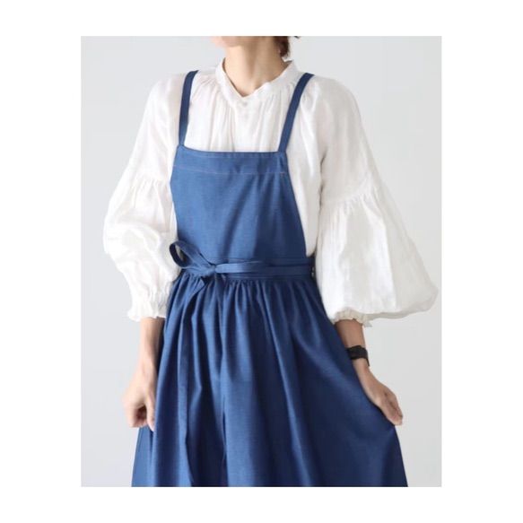 エプロンワンピース　エプロンドレス　ハンドメイド　コットンギャザーボリューム 岡山児島デニムで仕立てた、ギャザーたっぷりエプロン／ライト