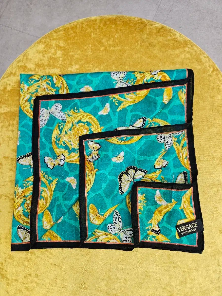 Gianni Versace（ハンカチ）のフリマアイテム一覧