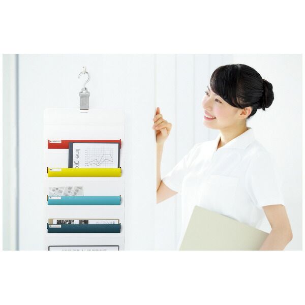 さっと出し入れできる壁掛けポケット