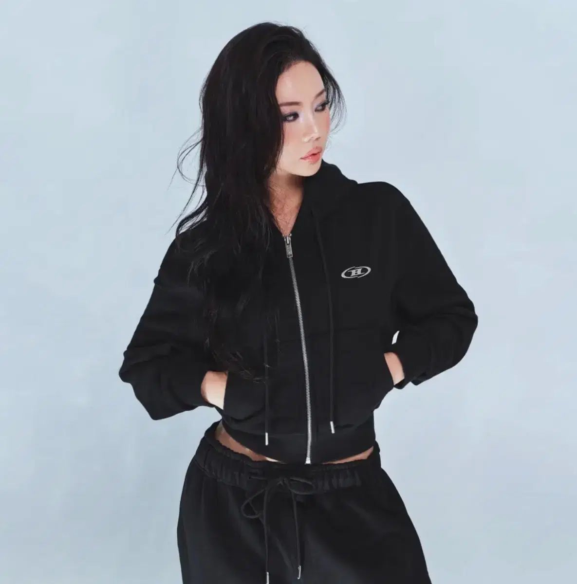 BORN TO WIN CHROME B CROP ZIP-UP HOODIE BLACK