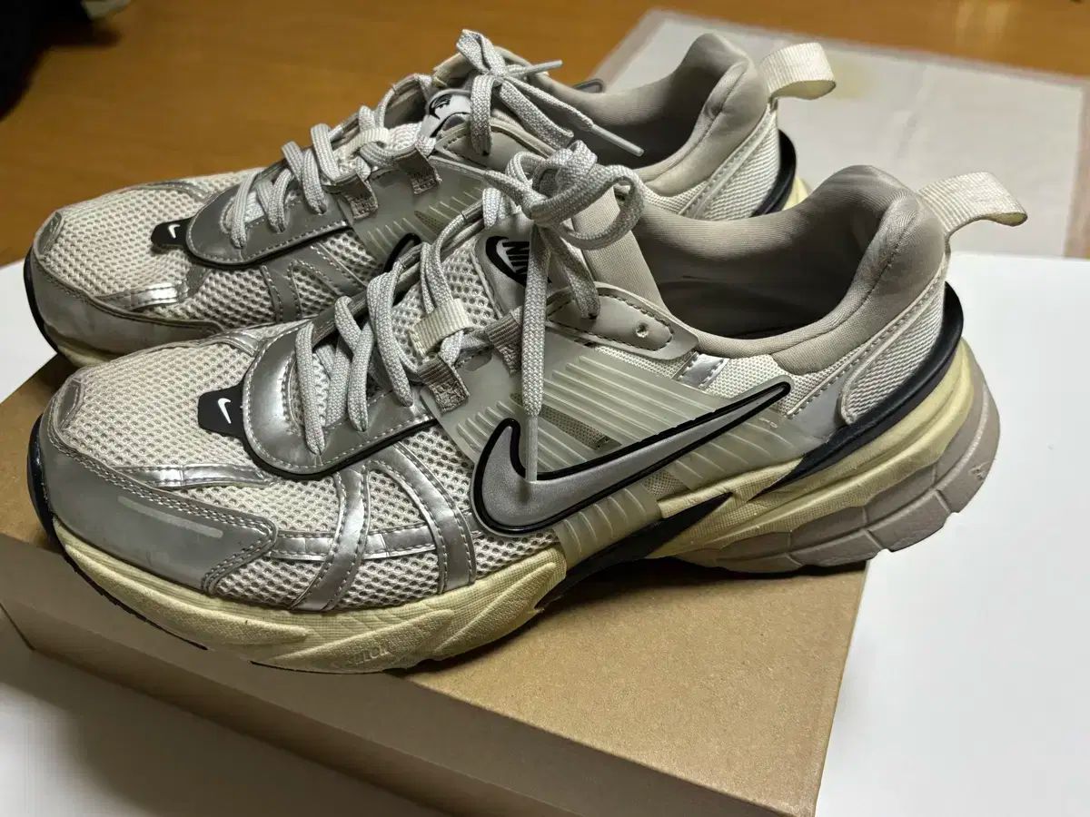 NIKE ナイキ V2K 285mm