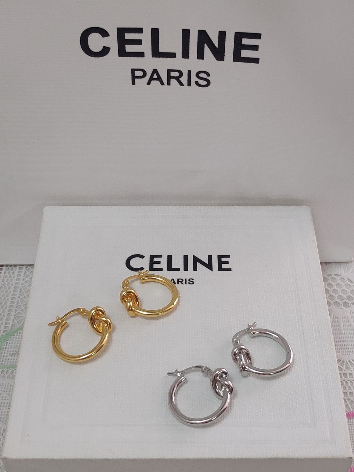 【ふー】新品/未開封 セリーヌ CELINE ピアス ノット 大人気【CELINE】ノット スモールフープ 結び目 ピアス 2色