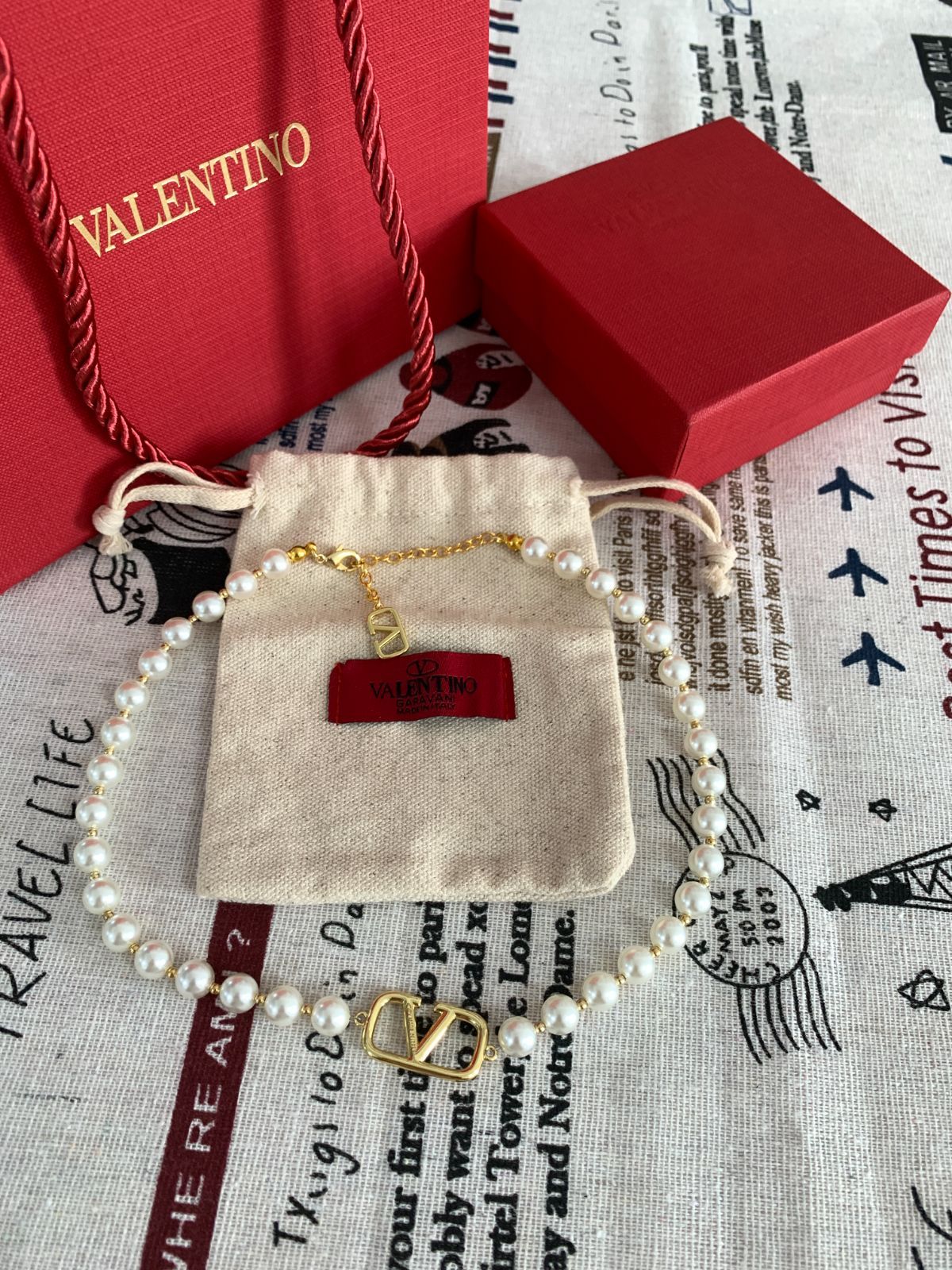 関税負担なし☆VALENTINO Vロゴ パールビーズ ネックレス Vロゴ シグネチャー メタル X スワロフスキー®パールビーズ