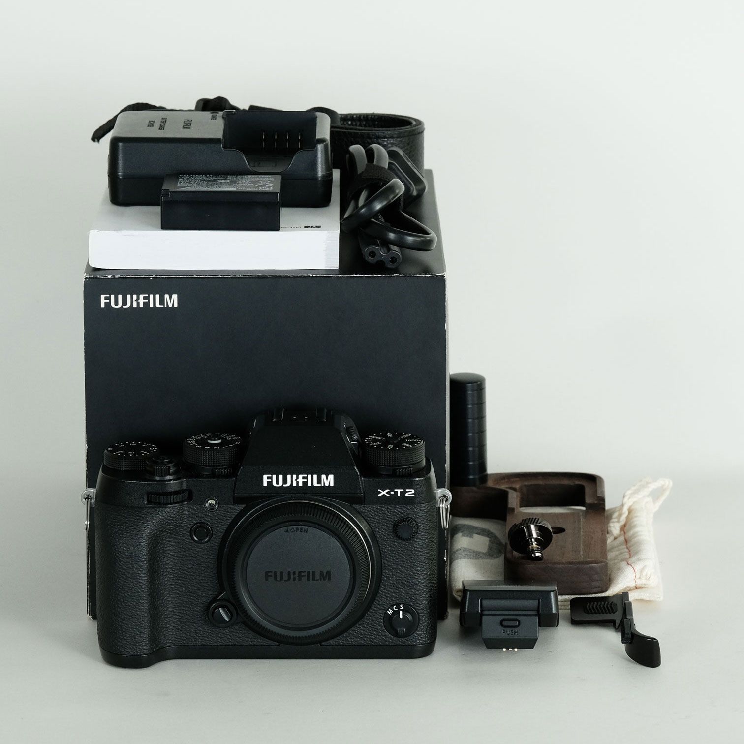 富士フイルム - 富士フィルム　X-T2 ボディ　バッテリーおまけ 富士フィルム X-T2 ボディ バッテリーおまけ