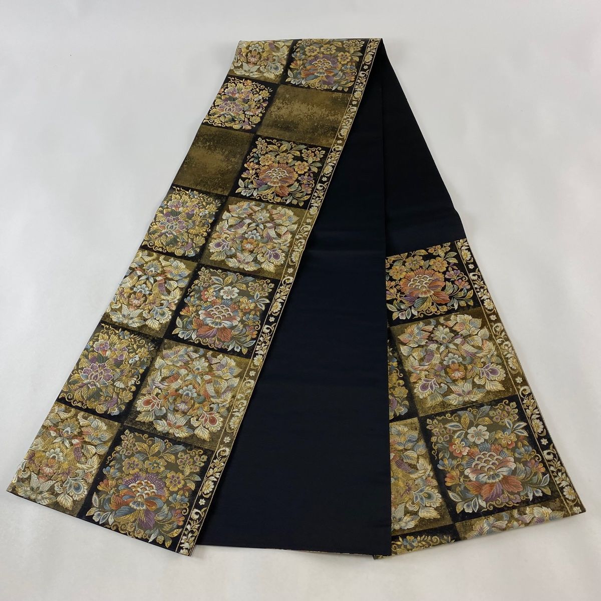 最旬ダウン 箔 金糸 更紗花鳥文 秀品 美品 袋帯 黒 【中古 正絹 六通 着物・浴衣