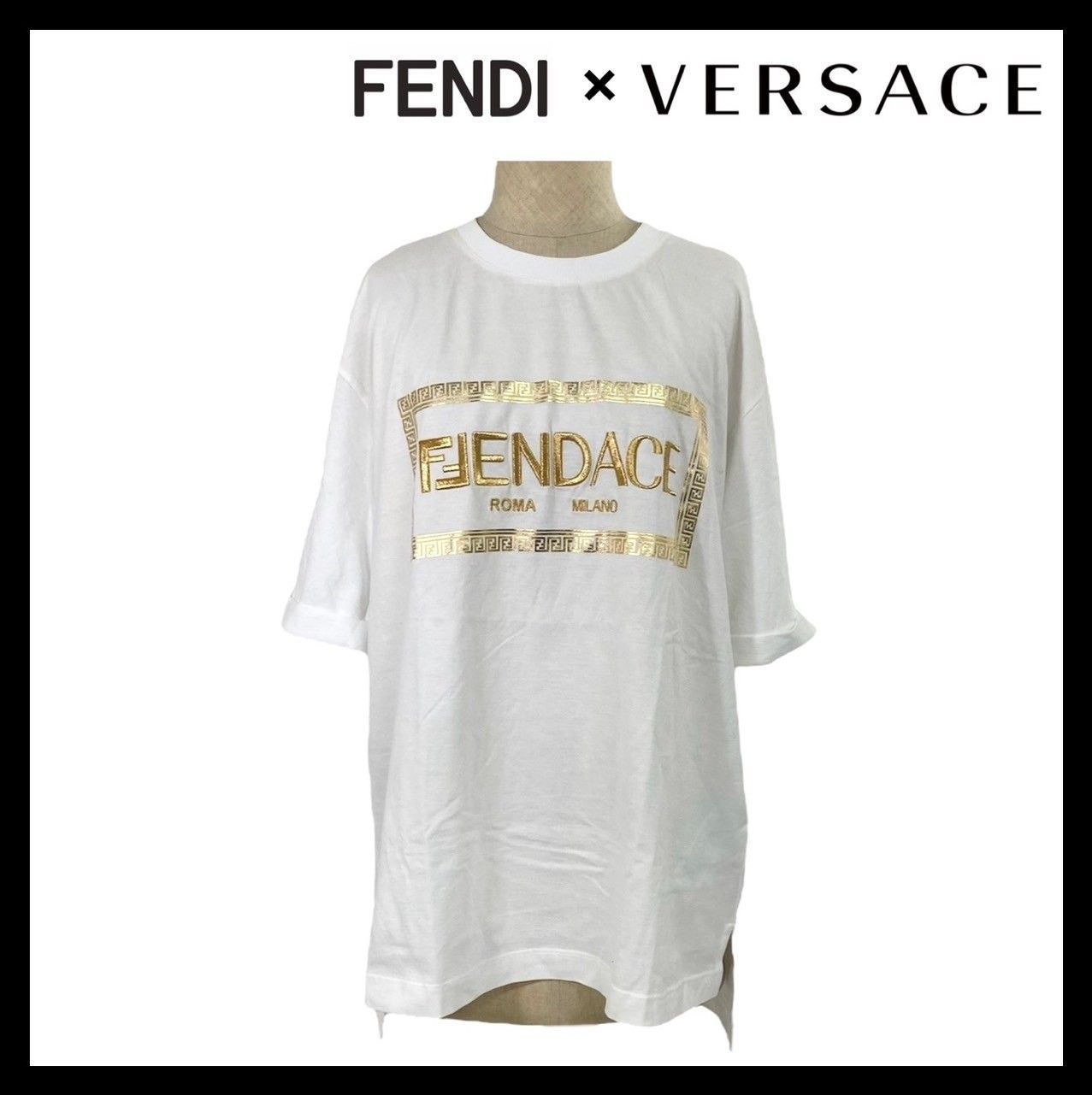 M【FENDI×VERSACE】FENDACE/フェンダーチェ ロゴ Tシャツ サイズ S ホワイト/白 ゴールド/金 コットン/綿 半袖 刺繍 フェンディ  ヴェルサーチ (53009MT16) - メルカリ