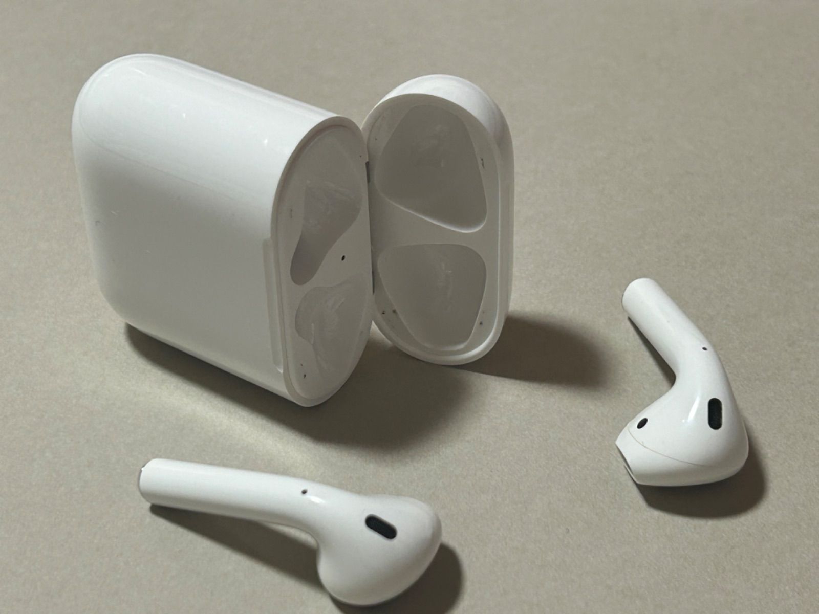 第2世代 アップル AirPods 国内正規品 右耳・左耳・充電ケース セット