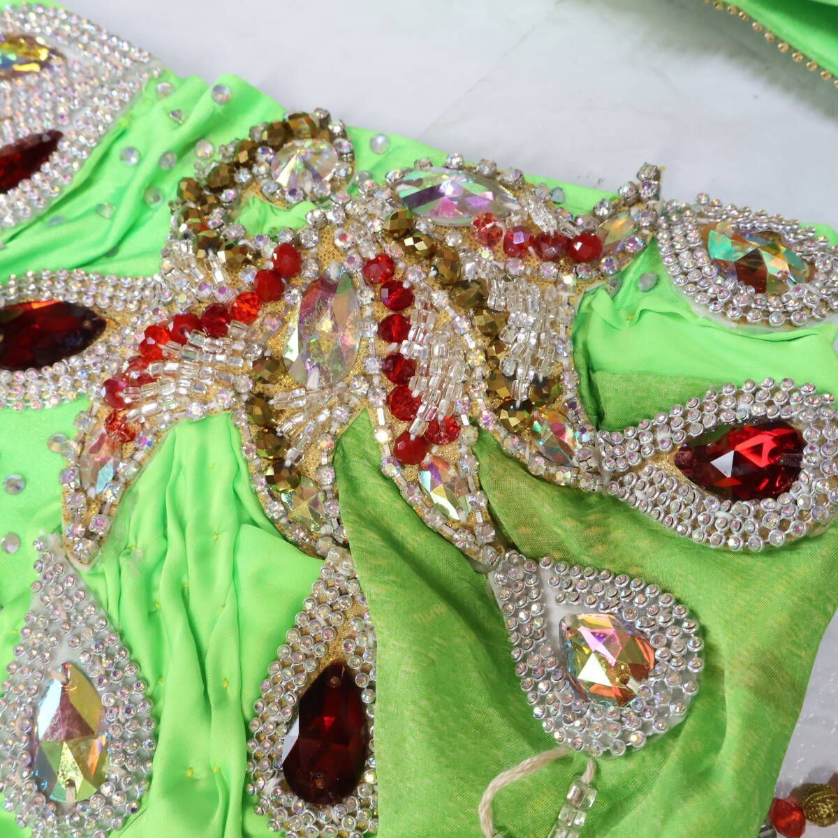 ベリーダンス用 オリエンタル衣装】黄緑色 ラインストーン 赤 シルバー