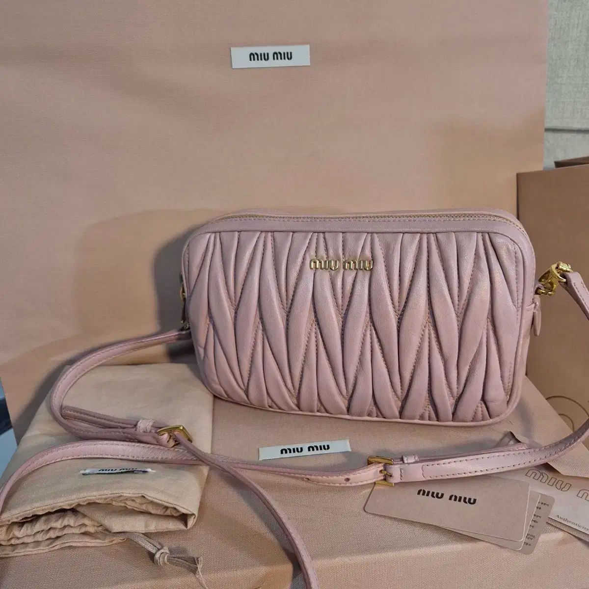 MIU MIU/マトラッセ ナパ クロスバッグ 【Sランク 未使用】 MIU MIU(ミュウミュウ) マトラッセ クロスボディバッグ (フル