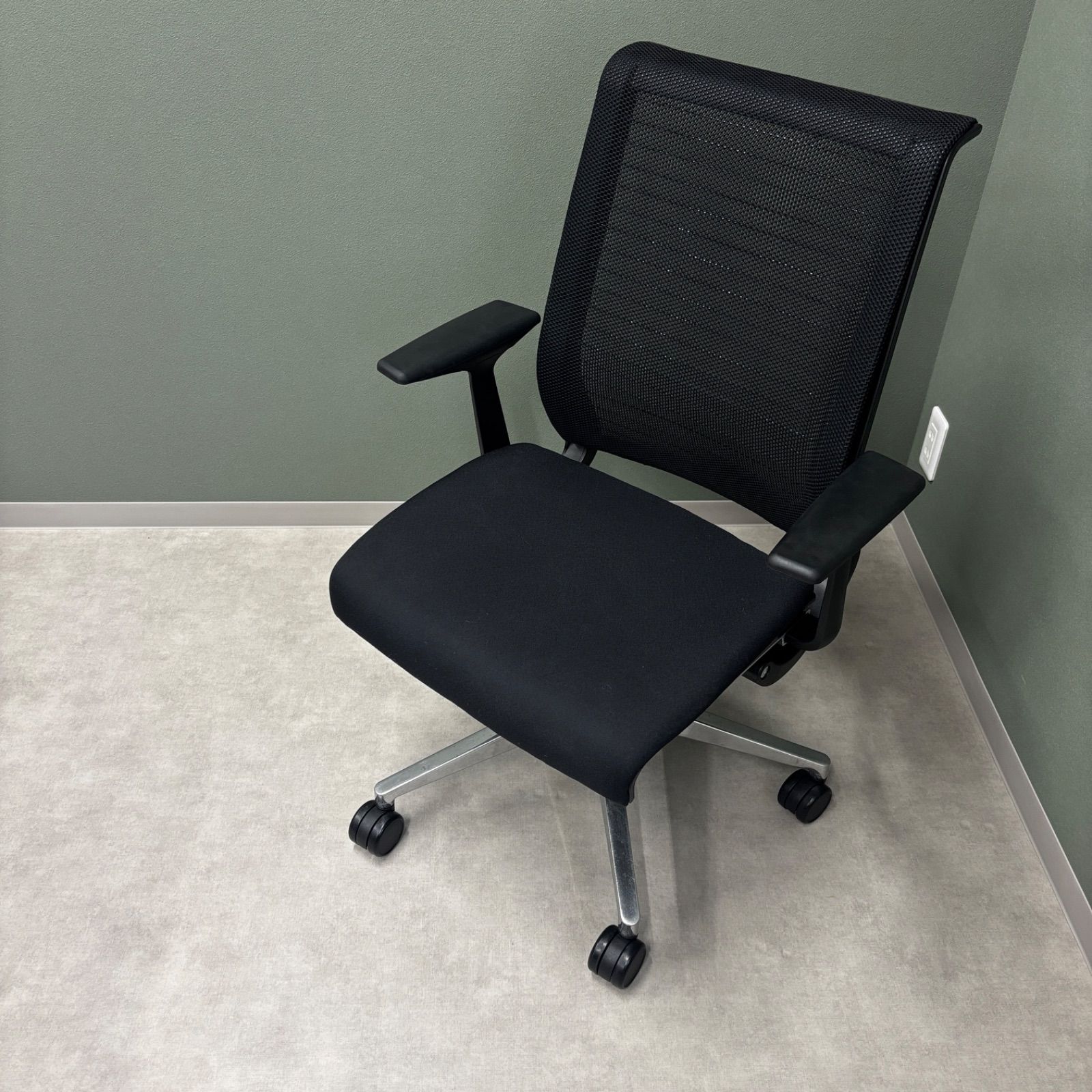 美品・即発送】Steelcase スチールケース Think チェア 高機能オフィス 