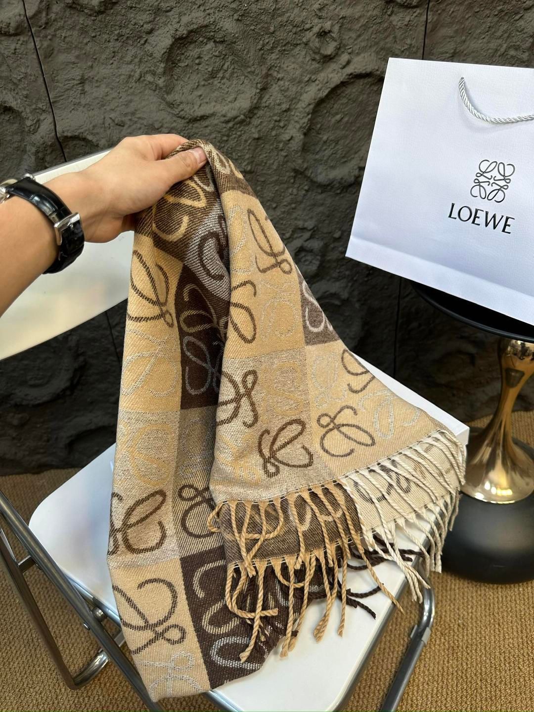 Loeweロエベの秋冬シンプルなグレーのスカーフ｜