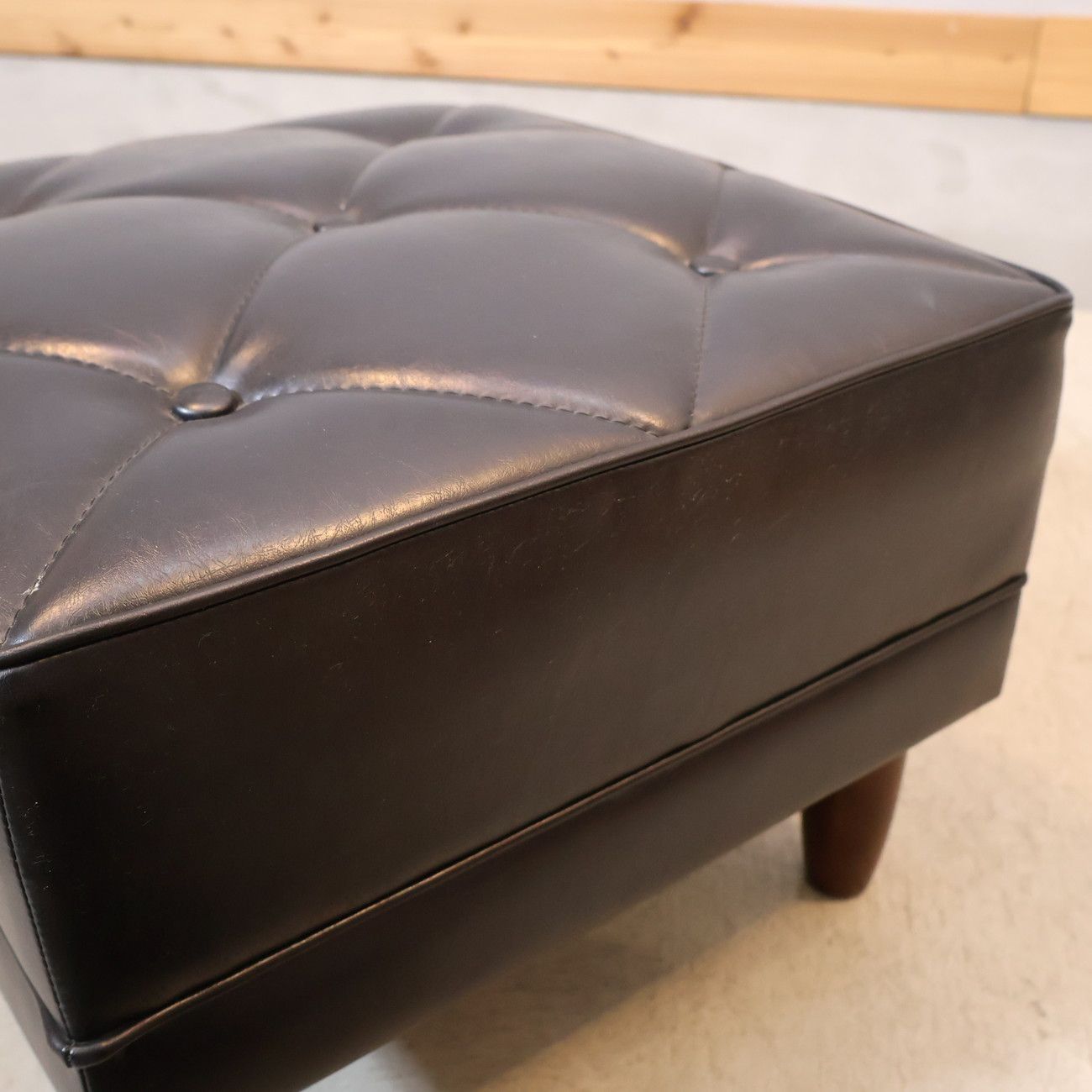 karimoku60 カリモク60 オットマン ブラック 北欧スタイル レトロモダン スツール 玄関 リビング コンパクト 男前家具 シンプル NEXPOTALLINN_EU