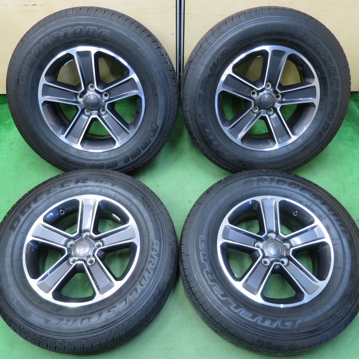 [送料無料] バリ溝！23年！キレイ！9.5分JEEP ジープ JL ラングラー アンリミテッド サハラ 純正 MOPAR 255/70R18 ブリヂストン デューラー H/T 685 PCD127/5H4103003イノ