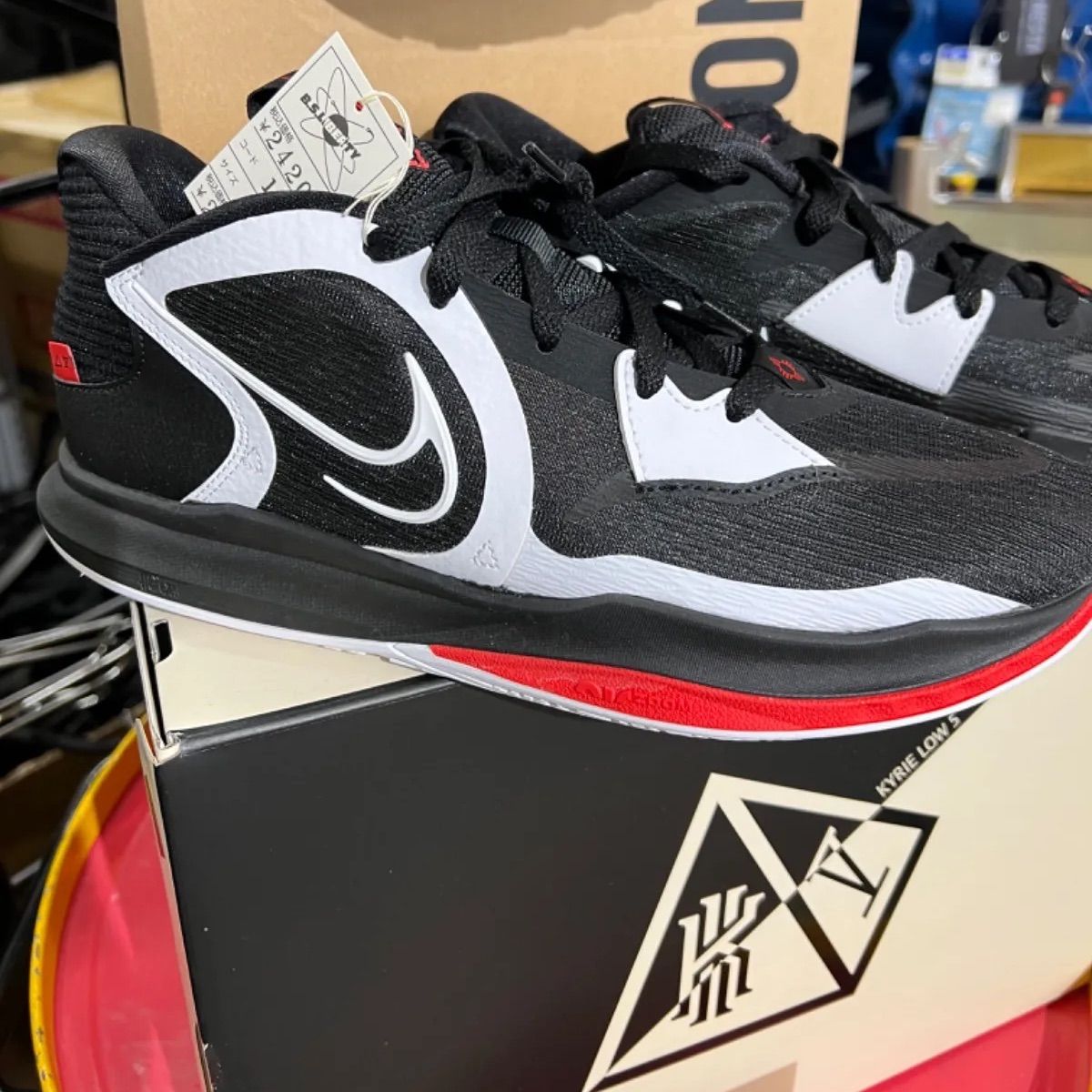 残りわずか‼️NIKE ナイキ○靴 コラボ スニーカー KYRIELOW5