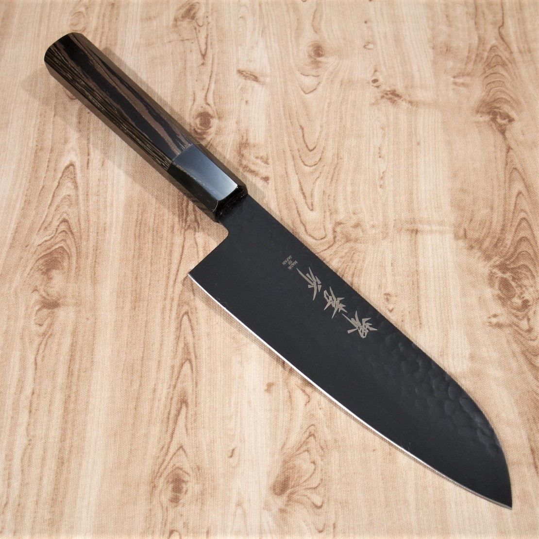 堺孝行 三徳包丁 万能包丁 170ｍｍ 黒影 V金10号 槌目 フッ素加工 錆びにくく汚れにくい 青木刃物製作所